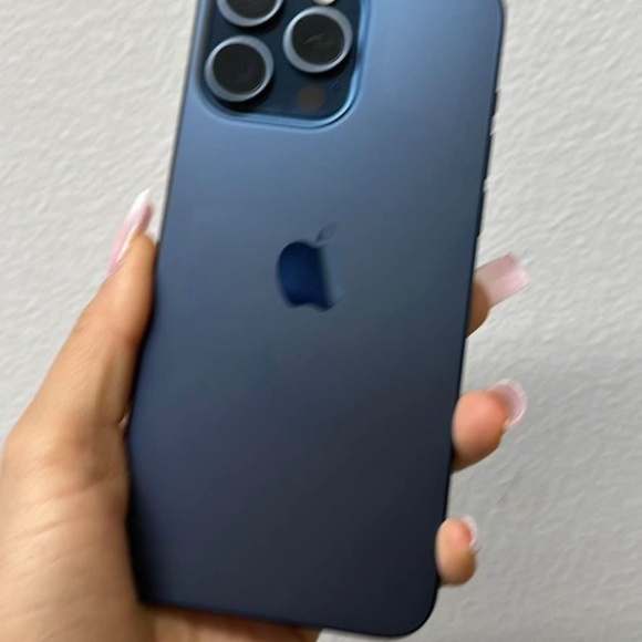 iPhone 15 pro max - Picture 2 of 9